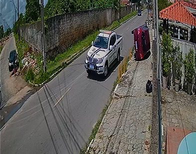 Câmera de segurança registra homicídio, carro capotando e prisão de suspeito no Cristo