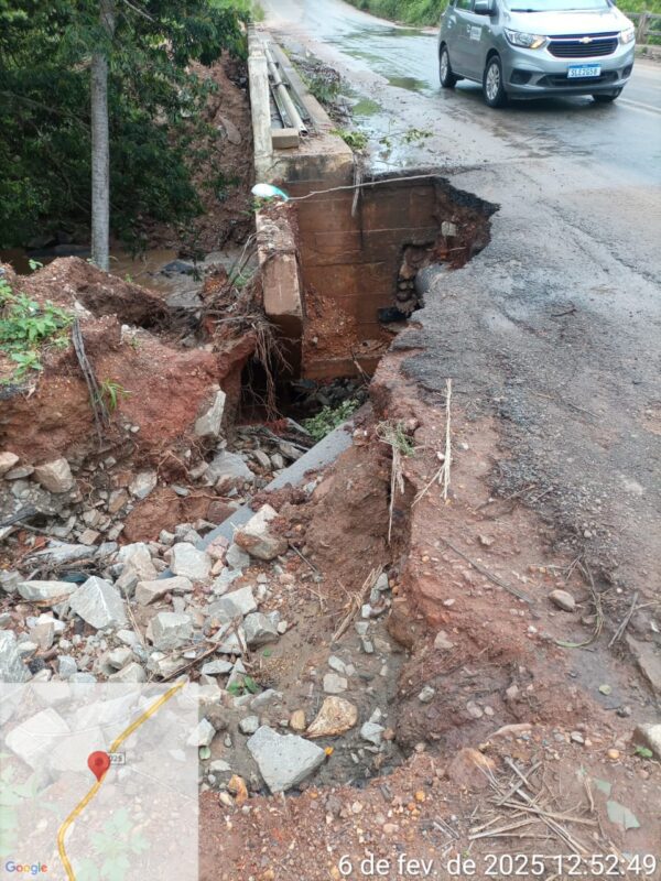 Trecho de rodovia cede, forma buraco próximo à ponte que liga Itapororoca a Araçagi e preocupa moradores da região