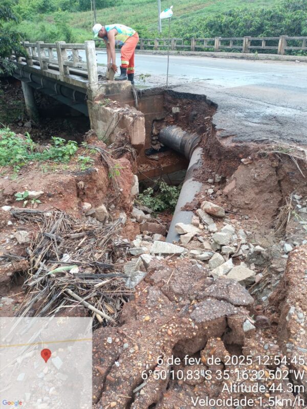 Trecho de rodovia cede, forma buraco próximo à ponte que liga Itapororoca a Araçagi e preocupa moradores da região