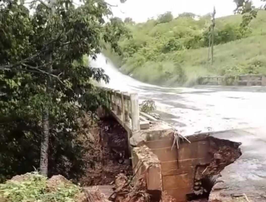 Trecho de rodovia cede, forma buraco próximo à ponte que liga Itapororoca a Araçagi e preocupa moradores da região Trecho de rodovia cede, forma buraco próximo à ponte que liga Itapororoca a Araçagi e preocupa moradores da região
