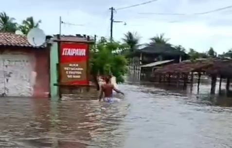 VÍDEO: rio sobe e alaga ruas em Baía da Traição, após fortes chuvas
