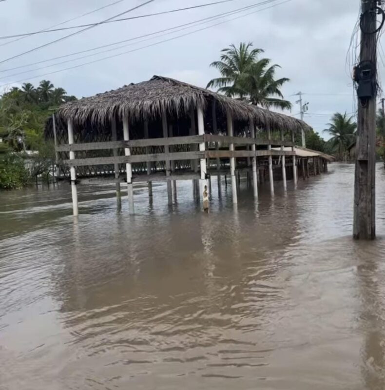VÍDEO: rio sobe e alaga ruas em Baía da Traição, após fortes chuvas