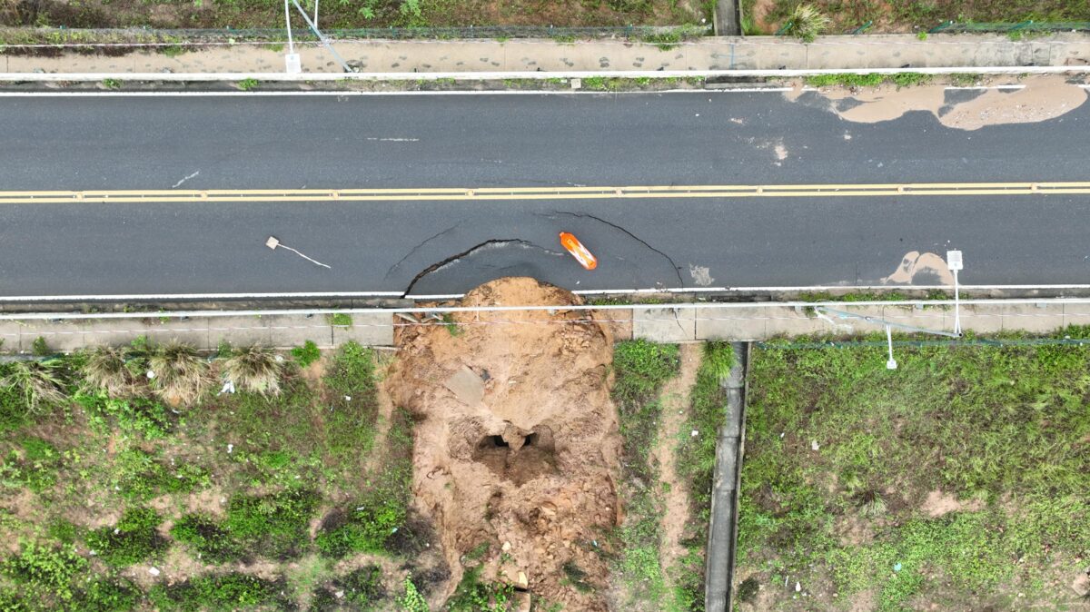 Pista entre Bancários e Portal do Sol segue interditada após deslizamento de terra e obras de recuperação não foram iniciadas; veja situação Pista entre Bancários e Portal do Sol segue interditada após deslizamento de terra e obras de recuperação não foram iniciadas; veja situação