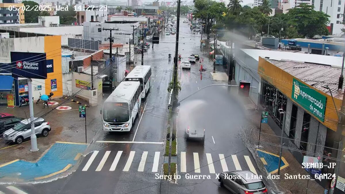 MAIS CHUVA: água acumulada invade casas, lojas e ruas e dificulta trânsito em João Pessoa nesta quarta-feira chuva, bancários