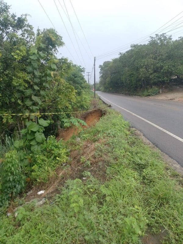 Rodovia de acesso a Conde é parcialmente interditada por risco de deslizamento de terra e queda de poste