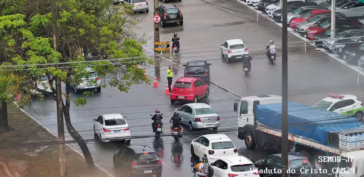Chuvas: viaduto do Cristo tem acúmulo de água e trânsito fica lento viaduto chuva joão pessoa