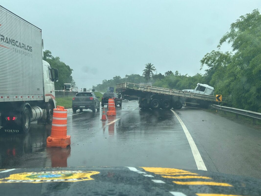 Dois acidentes envolvendo caminhão e carreta na BR-101, em Caaporã, provocam lentidão no trânsito Dois acidentes envolvendo caminhão e carreta na BR-101, em Caaporã, provocam lentidão no trânsito