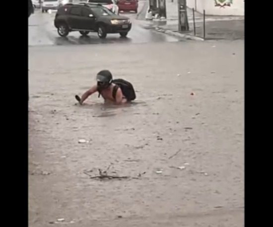 VÍDEO: motociclista fica preso em alagamento no Valentina, em João Pessoa, e tenta salvar veículo submerso VÍDEO: motociclista fica preso em alagamento no Valentina, em João Pessoa, e tenta salvar veículo submerso