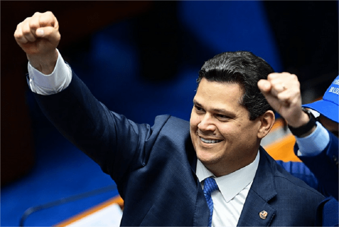 Davi Alcolumbre é eleito presidente do Senado pela 2ª vez e Daniella Ribeiro é a primeira-secretária Davi Alcolumbre é eleito presidente do Senado pela segunda vez Com 73 votos