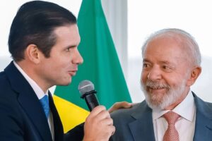Paraibano Hugo Motta se reúne com Lula e ministros em meio a tensões na negociação do pacote fiscal Hugo Motta (a esquerda) e Lula (a direita). (foto reprodução/video/Ricardo Stuckert)