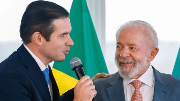 Crise do IOF: Lula volta acusar Motta de traição, diz ser grato ao paraibano, mas afirma que se não acionar o STF não governa Hugo Motta (a esquerda) e Lula (a direita). (foto reprodução/video/Ricardo Stuckert)