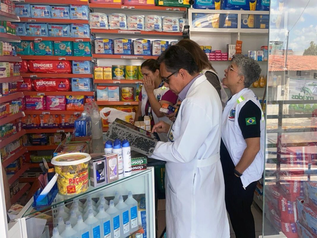 Farmácia é interditada e medicamentos apreendidos em Queimadas Farmácia é interditada e medicamentos apreendidos em Queimadas