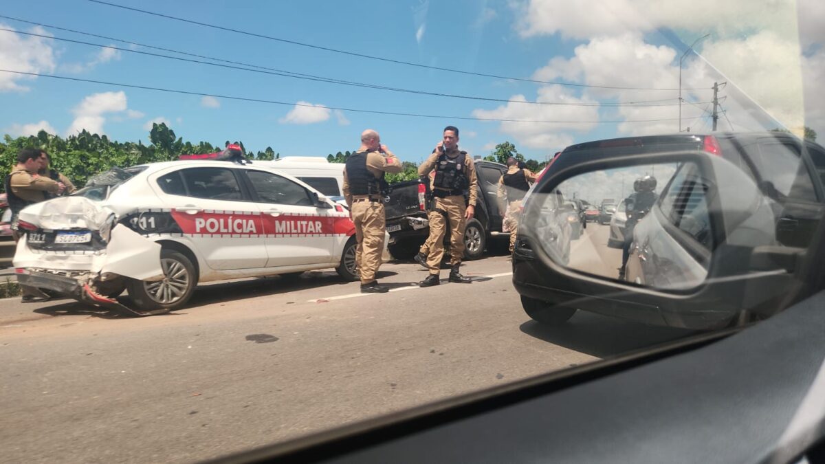 Viatura da Polícia Militar fica destruída em engavetamento na BR-101, em Bayeux viatura, engavetamento, br-101, bayeux
