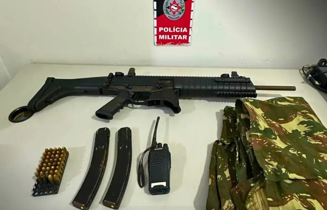 Polícia Militar apreende submetralhadora, munições e rádio comunicador em Santa Rita Polícia Militar apreende submetralhadora, munições e rádio comunicador em Santa Rita
