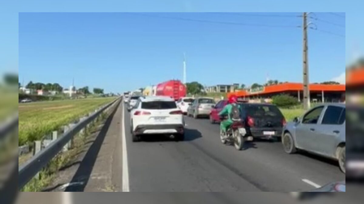 'Carreta do transformador' atrai curiosos e para trânsito na BR-230, em Santa Rita Trânsito lento na BR-230, em Santa Rita. (foto: reprodução/redes sociais)