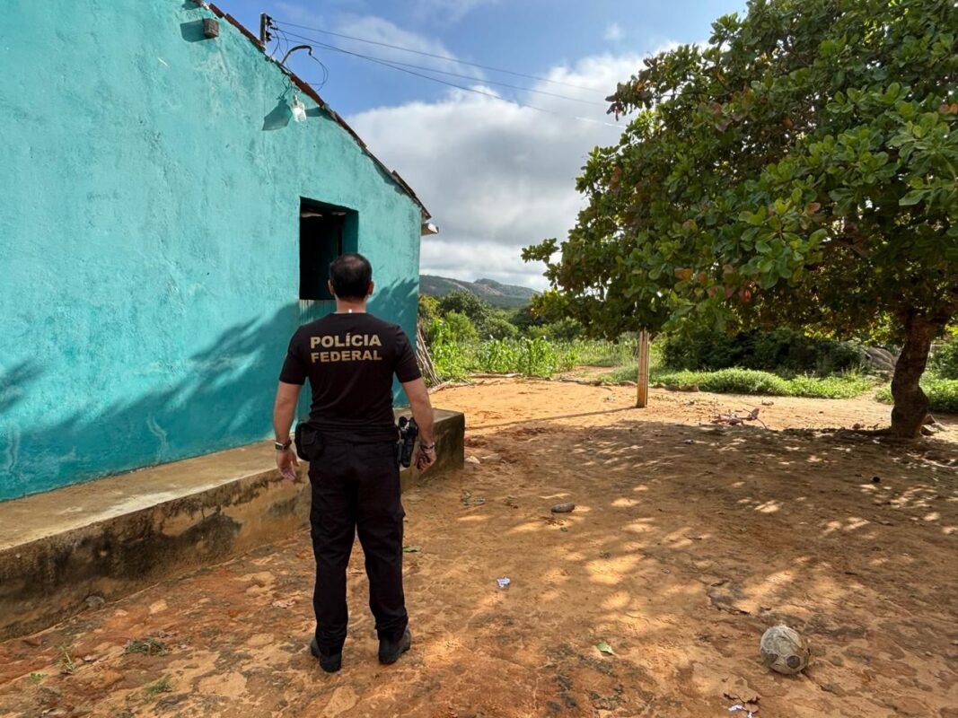 Polícia Federal cumpre mandado em Desterro contra suspeito de produzir e distribuir pornografia infantil na internet polícia federa, desterro