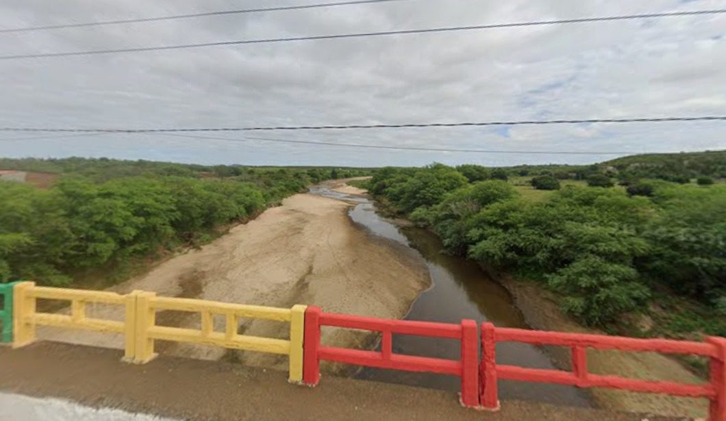 Rio Taperoá com leito quase vazio, em maio de 2024. (foto: reprodução/Google Street View/Google Maps)