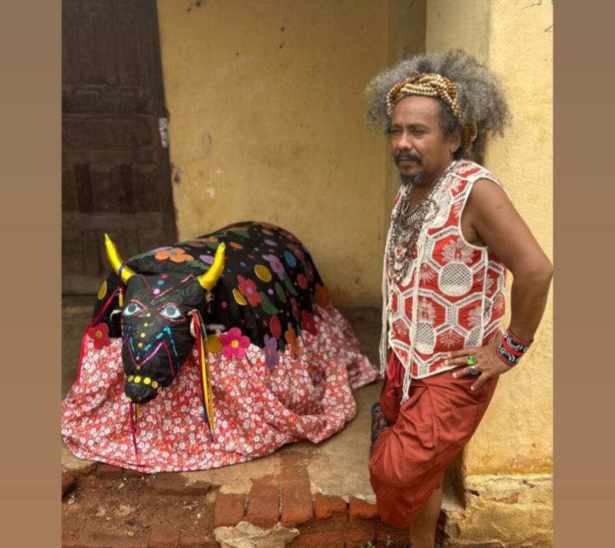 30 anos após lançamento de Mama África, Chico César regrava clipe nas ruas de Catolé do Rocha Chico César durante gravação do novo clipe de Mama África em Catolé do Rocha. Foto: redes sociais