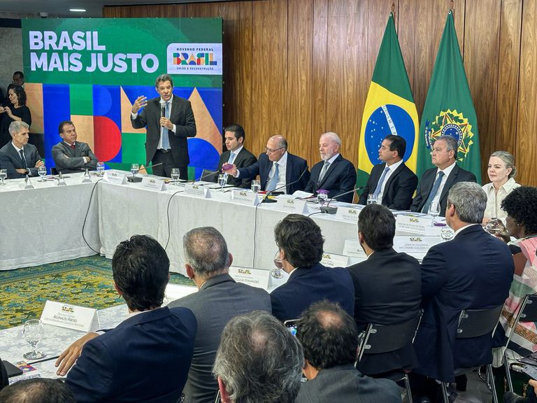 Lula se reúne com Hugo Motta e entrega proposta que amplia isenção do Imposto de Renda para quem ganha até R$ 5 mil Lula se reúne com Hugo Motta e entrega proposta que amplia isenção do Imposto de Renda para quem ganha até R$ 5 mil