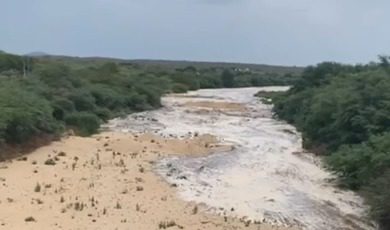 Rio Taperoá, em Cabaceiras. (foto: reprodução/redes sociais) 2025 cheia