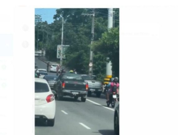 Acidente com moto deixa trânsito congestionado na Pedro II em João Pessoa Acidente com moto deixa trânsito congestionado na Pedro II em João Pessoa