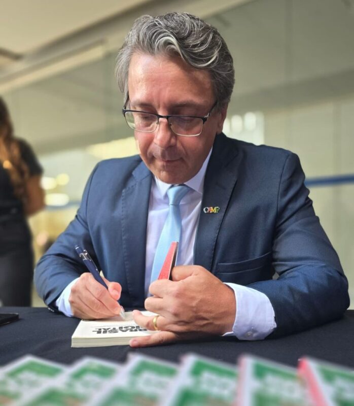Paraibano reunirá políticos, ministros, juristas e especialistas no lançamento de livro no Senado Federal Paraibano reunirá políticos, ministros, juristas e especialistas no lançamento de livro no Senado Federal