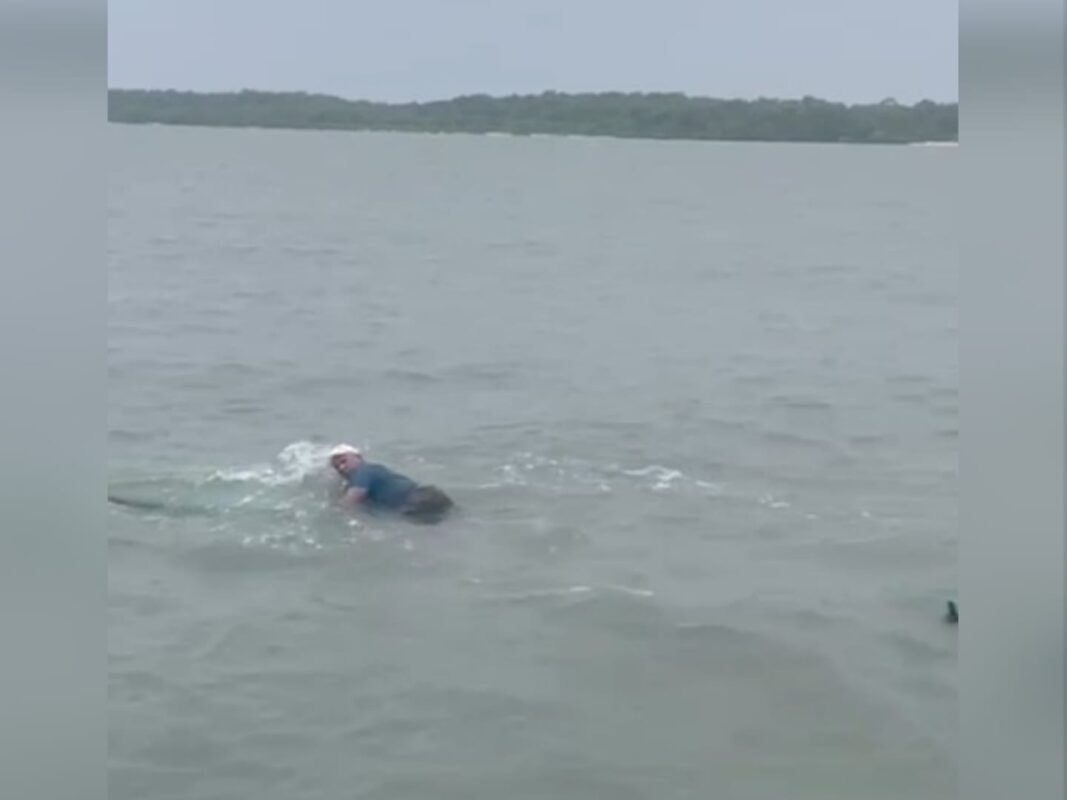 Barco naufraga com quatro pessoas no mar de Cabedelo; duas vítimas morreram barco, naufrágio, cabedelo