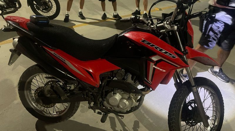 Polícia prende dois suspeitos de praticar assaltos em Tambaú, Manaíra e Bessa moto, assaltantes, orla