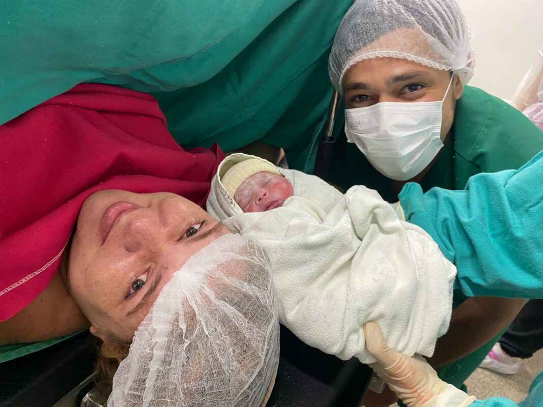 Trigêmeos nascem em parto natural na cidade de Cajazeiras com bebê ainda empelicado Trigêmeos nascem em parto natural na cidade de Cajazeiras com bebê ainda empelicado