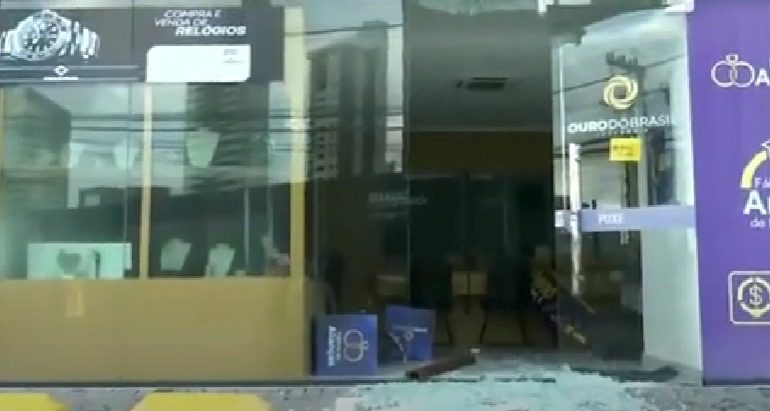 Bandidos arrombam e furtam joalheria em bairro nobre de João Pessoa (foto: reprodução/TV Arapuan)