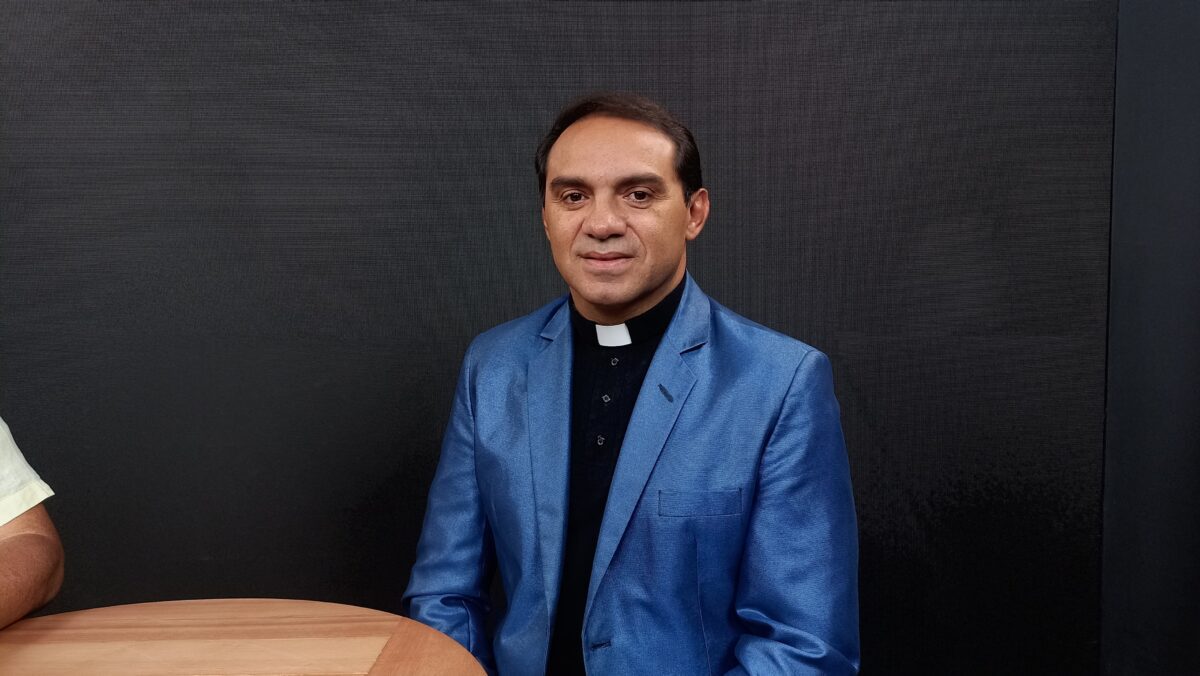 Padre Nilson Nunes chama Frei Gilson de "fenômeno" e rebate críticas contra religioso: "misturar religião com política não combina" Padre Nilson Nunes chama Frei Gilson de "fenômeno" e rebate críticas contra religioso: "misturar religião com política não combina"