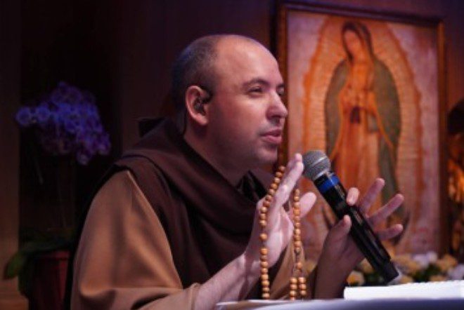 Quem é Frei Gilson, o religioso que levou mais de 1 milhão de pessoas a rezarem o terço às 4h da manhã frei gilson
