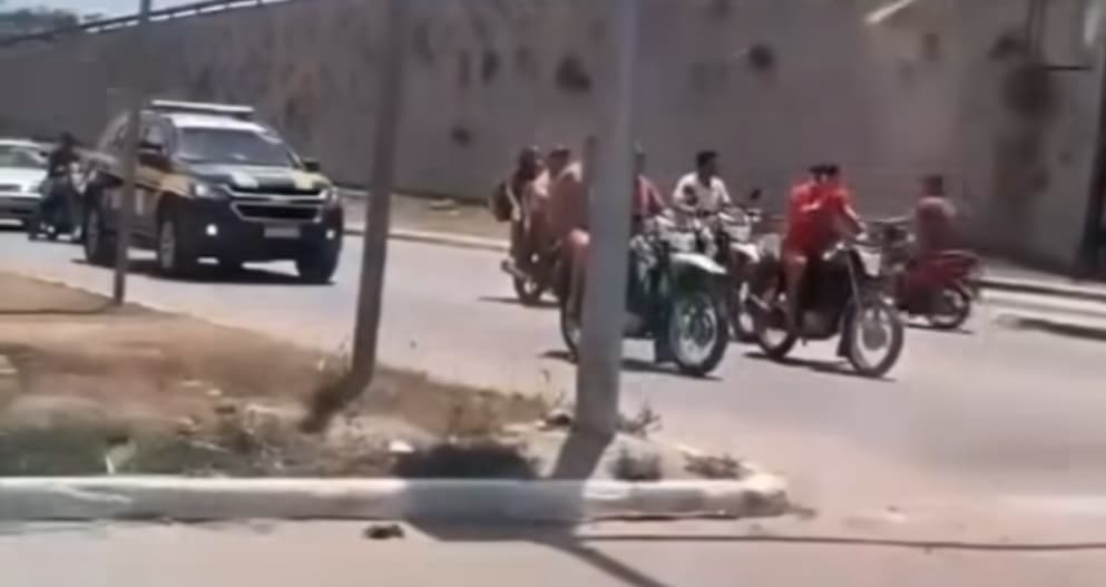 VÍDEO: popular flagra motociclistas sem capacete e com dois passageiros, ao lado de viatura de PRF na Paraíba, e registro viraliza Registro foi feito em via marginal a BR-101, em Mamanguape, no Litoral Norte do estado. (foto: reprodução/redes sociais). motociclistas prf mamanguape