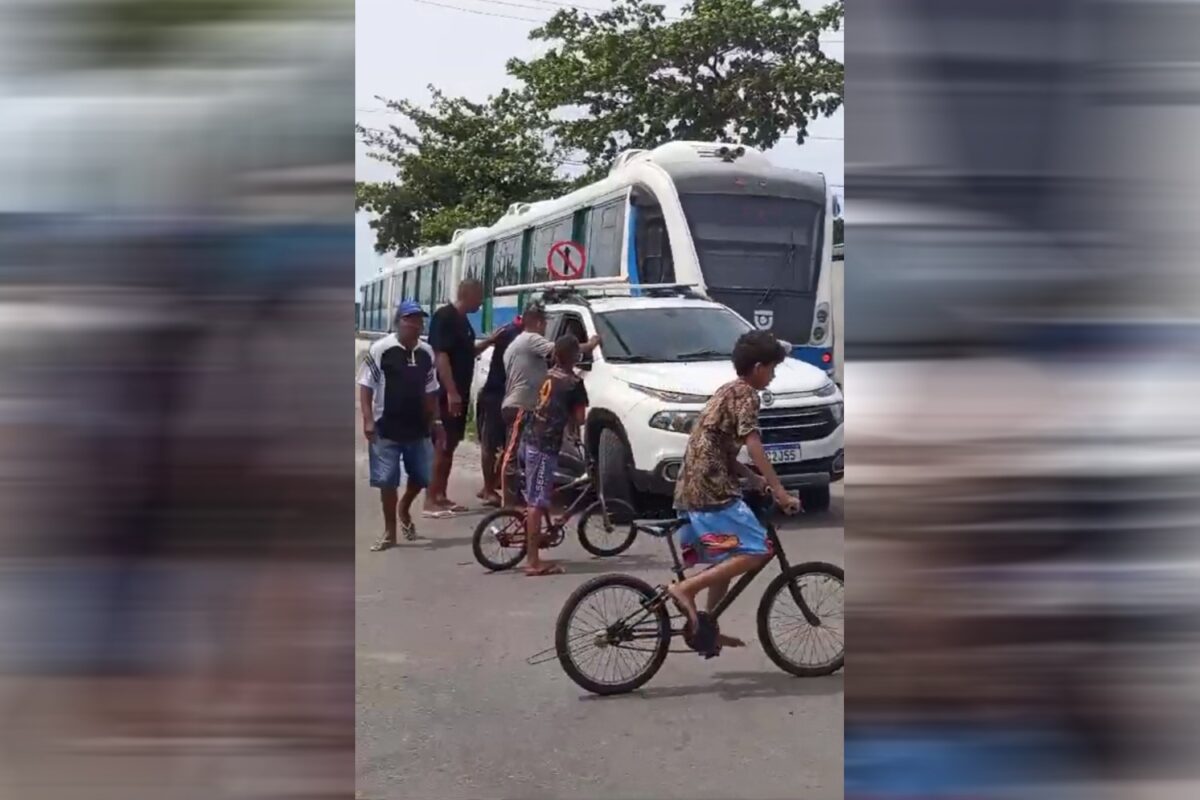 Veículo colide com trem próximo da estação de Cabedelo; confira imagens Veículo colide com trem próximo da estação de Cabedelo; confira imagens