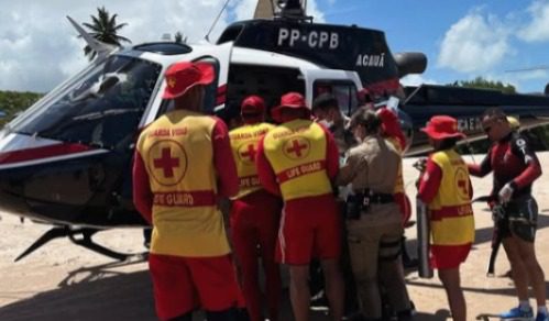 Homem é resgatado de helicóptero, após sofrer AVC na Praia da Penha socorro resgate avc,