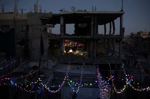 Imagens mostram palestinos celebrando Ramadã em meio aos escombros em Gaza Palestinos penduram decorações ao lado de lares destruídos em antecipação ao Ramadã em Khan Younis, no sul da Faixa de Gaza. — Foto: Jehad Alshrafi/Associated Press