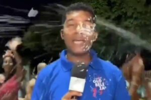 Repórter da Globo leva spray de espuma no rosto e é roubado ao vivo no Rio de Janeiro; veja Repórter da Globo leva spray de espuma no rosto e é roubado ao vivo no Rio de Janeiro; veja
