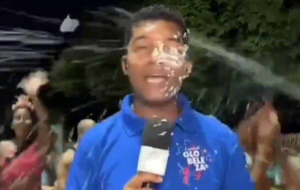 Repórter da Globo leva spray de espuma no rosto e é roubado ao vivo no Rio de Janeiro; veja Repórter da Globo leva spray de espuma no rosto e é roubado ao vivo no Rio de Janeiro; veja