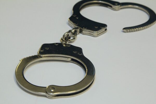 Polícia Civil prende, em Goiânia, mulher acusada de tráfico de drogas cometido em 2019 preso homem pai homem esposa faca