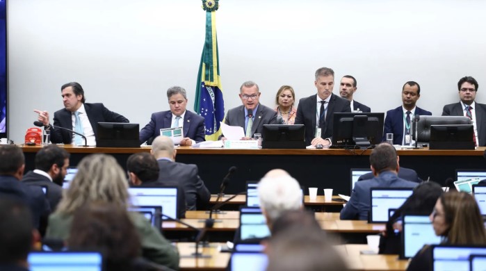 Efraim Filho assume presidência da Comissão de Orçamento Efraim Filho assume presidência da Comissão de Orçamento