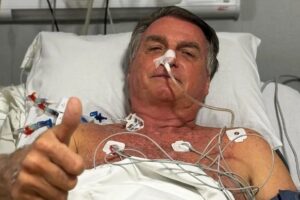 Após 'live' no quarto de UTI, oficial de Justiça intima Bolsonaro no hospital com aval do STF Após 'live' no quarto de UTI, oficial de Justiça intima Bolsonaro no hospital com aval do STF