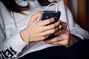 Menina morre após sofrer choque elétrico em celular no banheiro de casa, na Paraíba celular