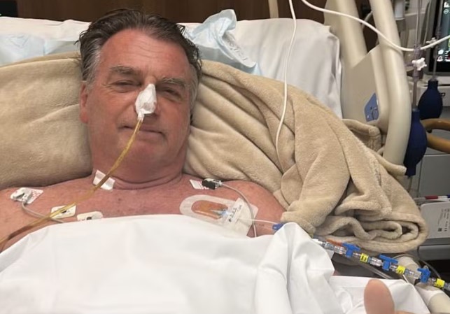 Bolsonaro posta vídeo caminhando pelo hospital após cirurgia