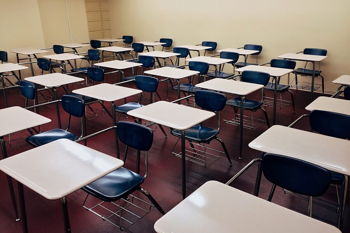 João Azevêdo anuncia 520 vagas em cursos superiores, com bolsas de R$ 1.000, para ex-alunos da rede estadual sala de aula, escola, universidade