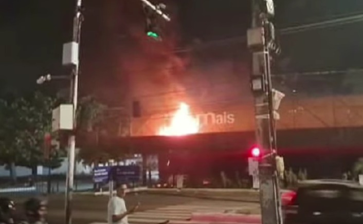 VÍDEO: estrutura em supermercado pega fogo em João Pessoa e assusta populares supermercado