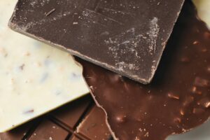 Nutróloga dá dicas de como consumir chocolates de forma saudável durante a Páscoa A médica nutróloga Fernanda Vasconcelos, fundadora do Instituto Qualitté, esclarece as principais dúvidas