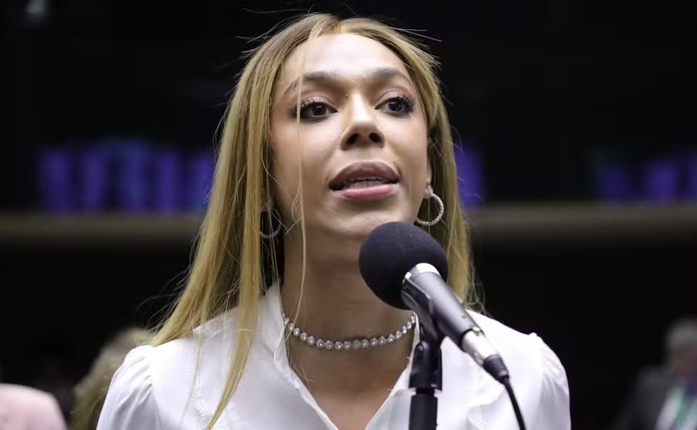 Governo Trump altera gênero de Erika Hilton para masculino em visto para EUA; ‘Transfobia de Estado’, afirma deputada Governo Trump altera gênero de Erika Hilton para masculino em visto para EUA; ‘Transfobia de Estado’, afirma deputada
