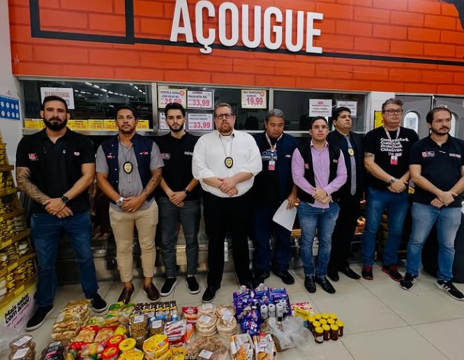 Procon de João Pessoa interdita supermercado após encontrar alimentos estragados e espalhados pelo chão Procon de João Pessoa interdita supermercado após encontrar alimentos estragados e espalhados pelo chão