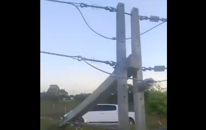 Carro colide e derruba poste em Lucena Carro colide e derruba poste em Lucena