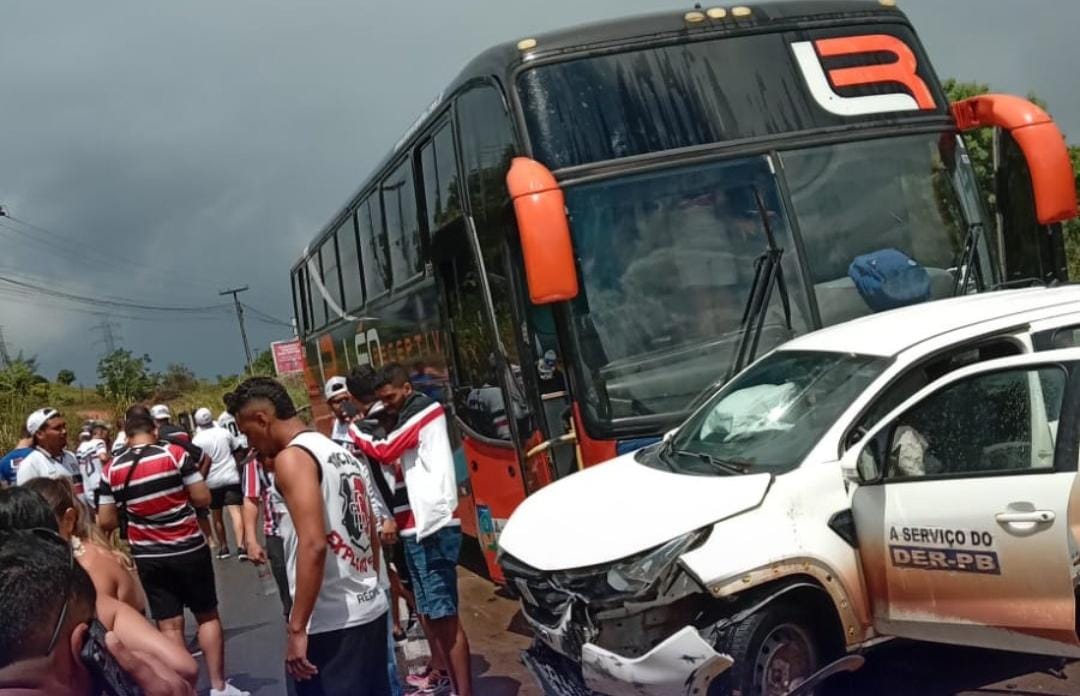 Ônibus com torcedores do Santa Cruz se envolve em acidente com pelo menos dois carros na BR-101, no Conde Ônibus com torcedores do Santa Cruz se envolve em acidente com pelo menos dois carros na BR-101, no Conde